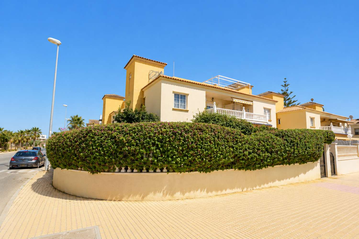 BUNGALOW EN ESQUINA CON PARCELA DE 170 M², ORIENTACIÓN SUR Y POSIBILIDAD DE PISCINA EN LOMAS DE CABO ROIG