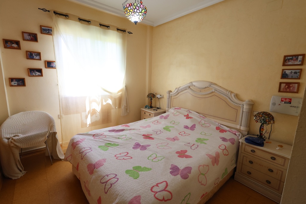 BUNGALOW EN ESQUINA CON PARCELA DE 170 M², ORIENTACIÓN SUR Y POSIBILIDAD DE PISCINA EN LOMAS DE CABO ROIG