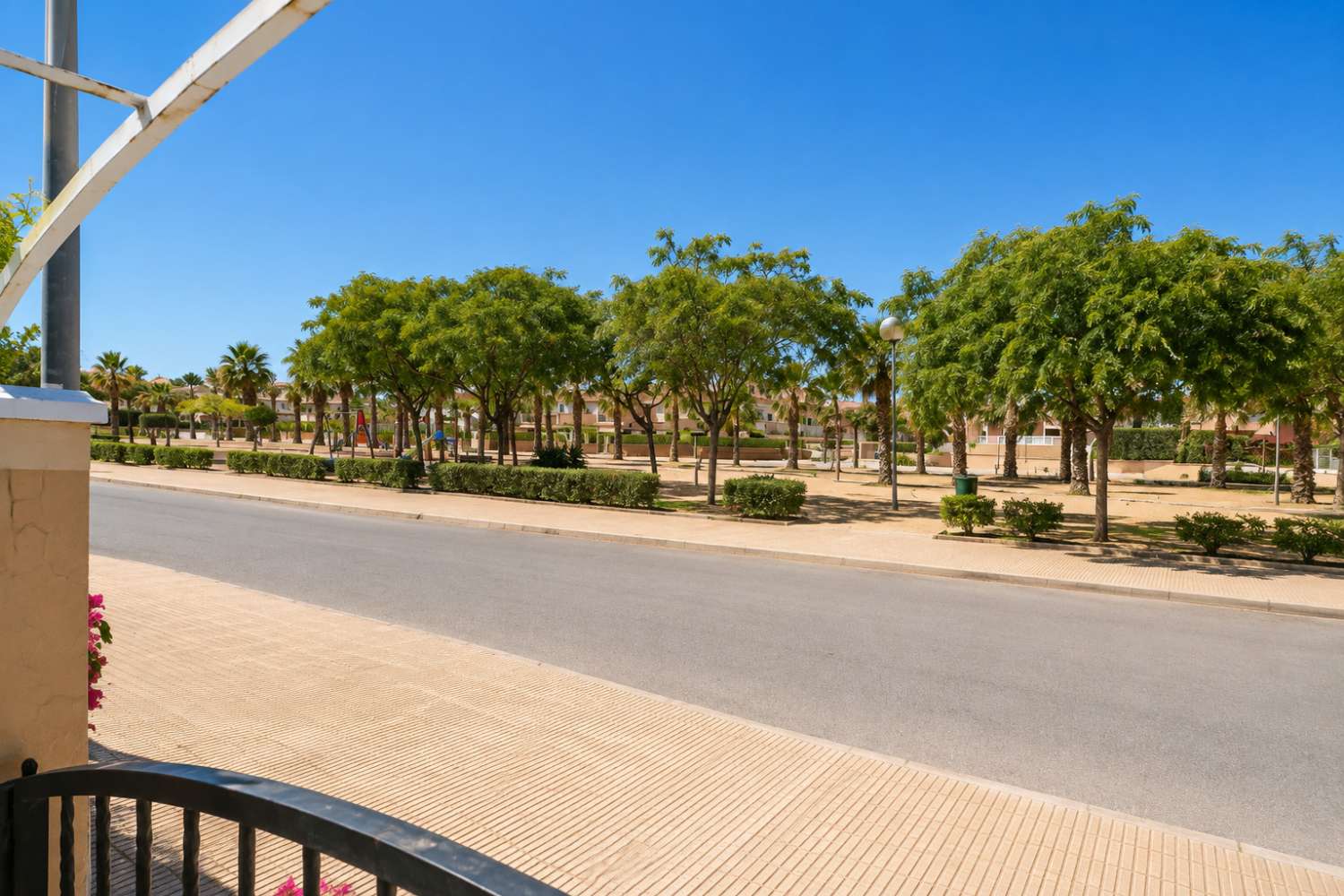 BUNGALOW EN ESQUINA CON PARCELA DE 170 M², ORIENTACIÓN SUR Y POSIBILIDAD DE PISCINA EN LOMAS DE CABO ROIG