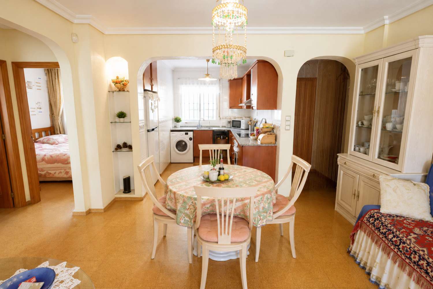 BUNGALOW EN ESQUINA CON PARCELA DE 170 M², ORIENTACIÓN SUR Y POSIBILIDAD DE PISCINA EN LOMAS DE CABO ROIG