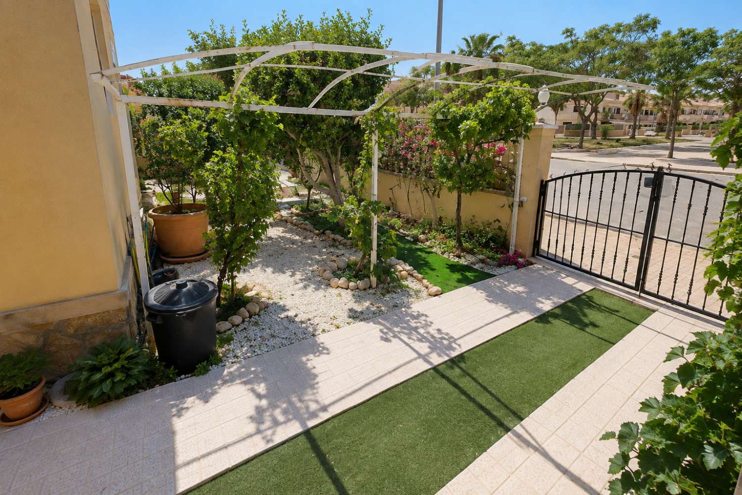 BUNGALOW EN ESQUINA CON PARCELA DE 170 M², ORIENTACIÓN SUR Y POSIBILIDAD DE PISCINA EN LOMAS DE CABO ROIG