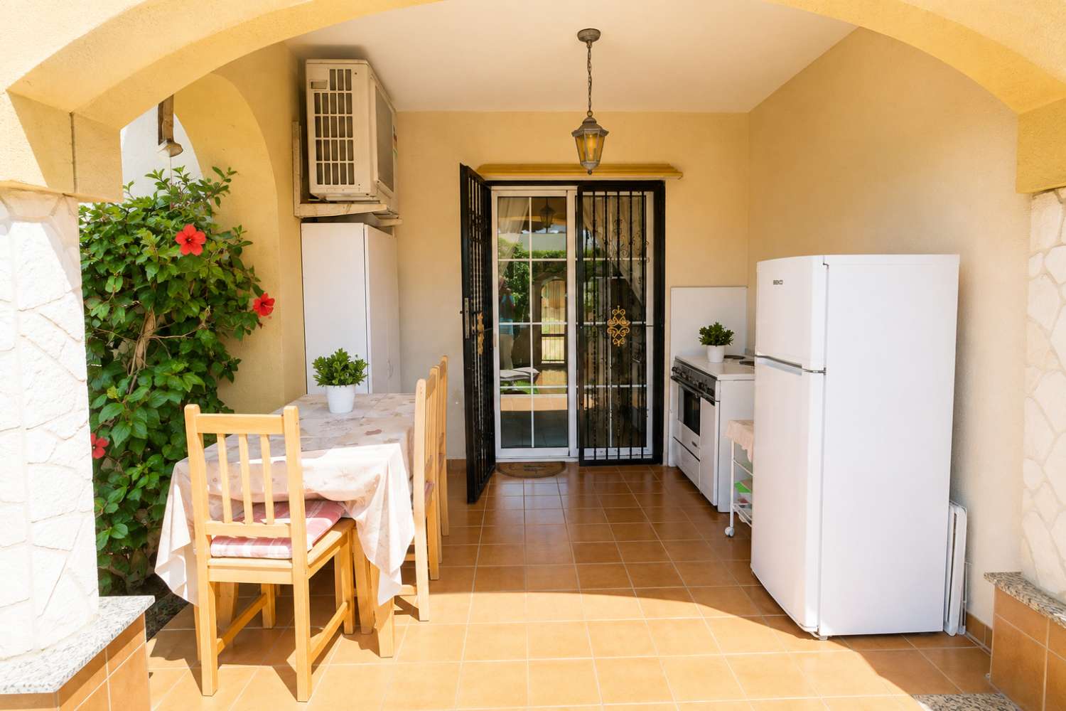 BUNGALOW EN ESQUINA CON PARCELA DE 170 M², ORIENTACIÓN SUR Y POSIBILIDAD DE PISCINA EN LOMAS DE CABO ROIG