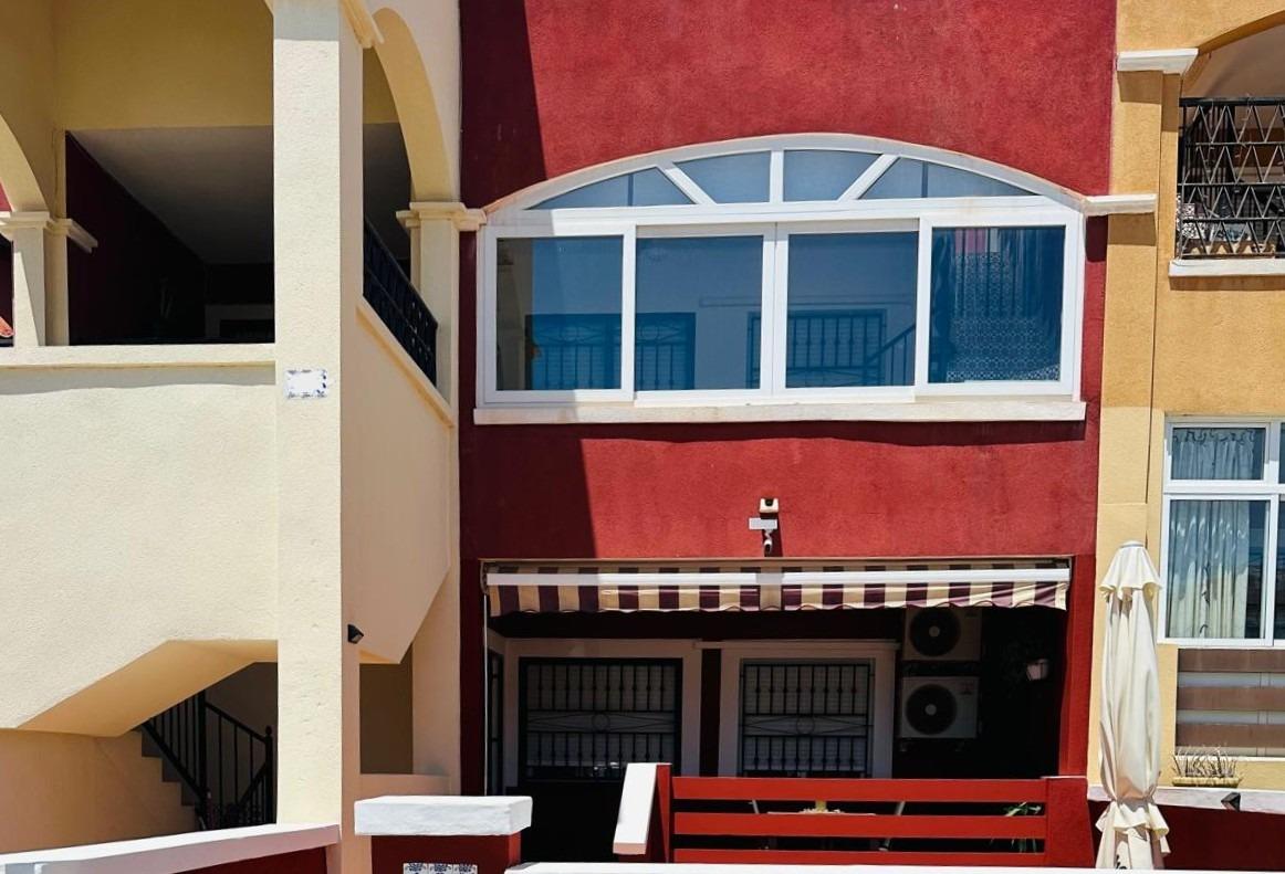 BUNGALOW EN PLANTA BAJA CON ORIENTACIÓN SUR, JARDÍN Y PISCINA EN DREAM HILLS – INVERSIÓN CON INQUILINO