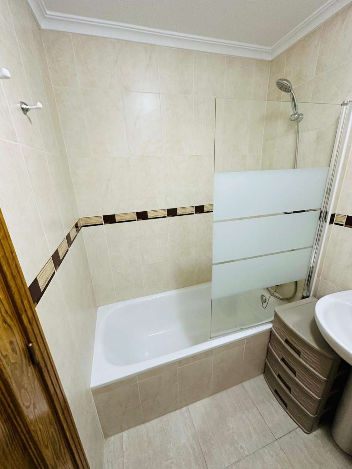 BUNGALOW EN PLANTA BAJA CON ORIENTACIÓN SUR, JARDÍN Y PISCINA EN DREAM HILLS – INVERSIÓN CON INQUILINO