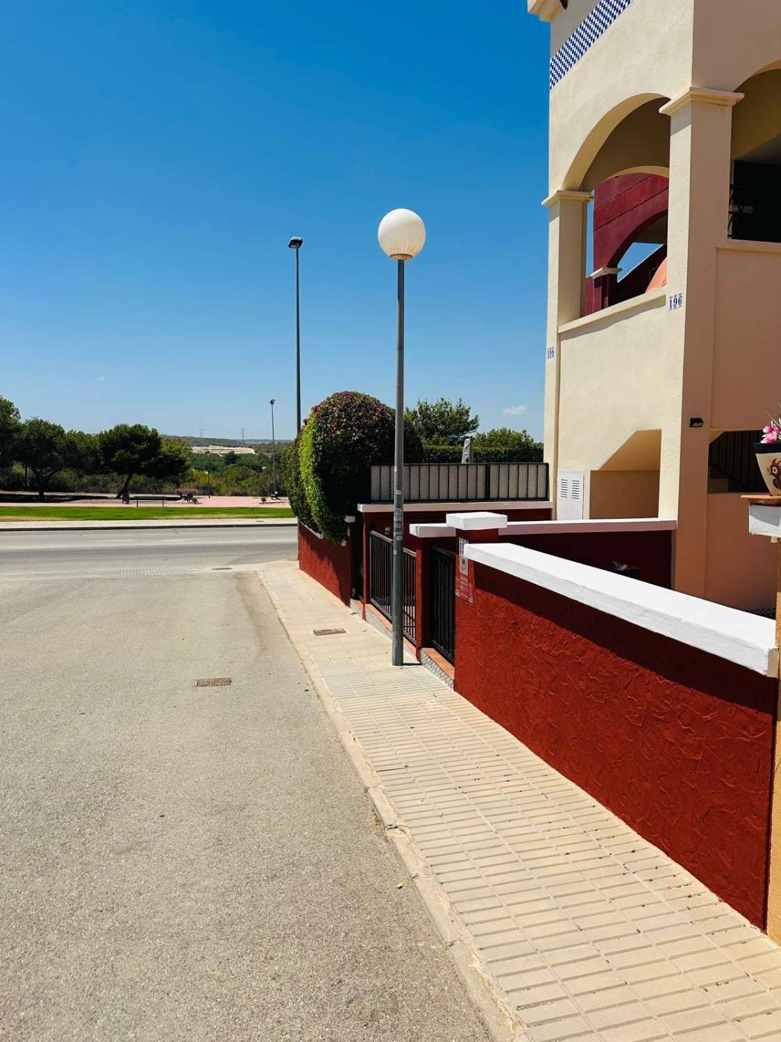 BUNGALOW EN PLANTA BAJA CON ORIENTACIÓN SUR, JARDÍN Y PISCINA EN DREAM HILLS – INVERSIÓN CON INQUILINO