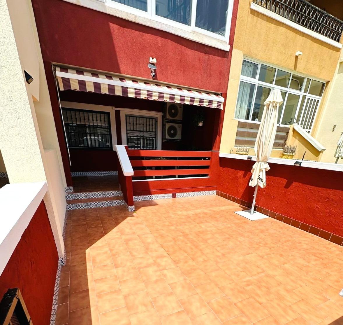 BUNGALOW EN PLANTA BAJA CON ORIENTACIÓN SUR, JARDÍN Y PISCINA EN DREAM HILLS – INVERSIÓN CON INQUILINO