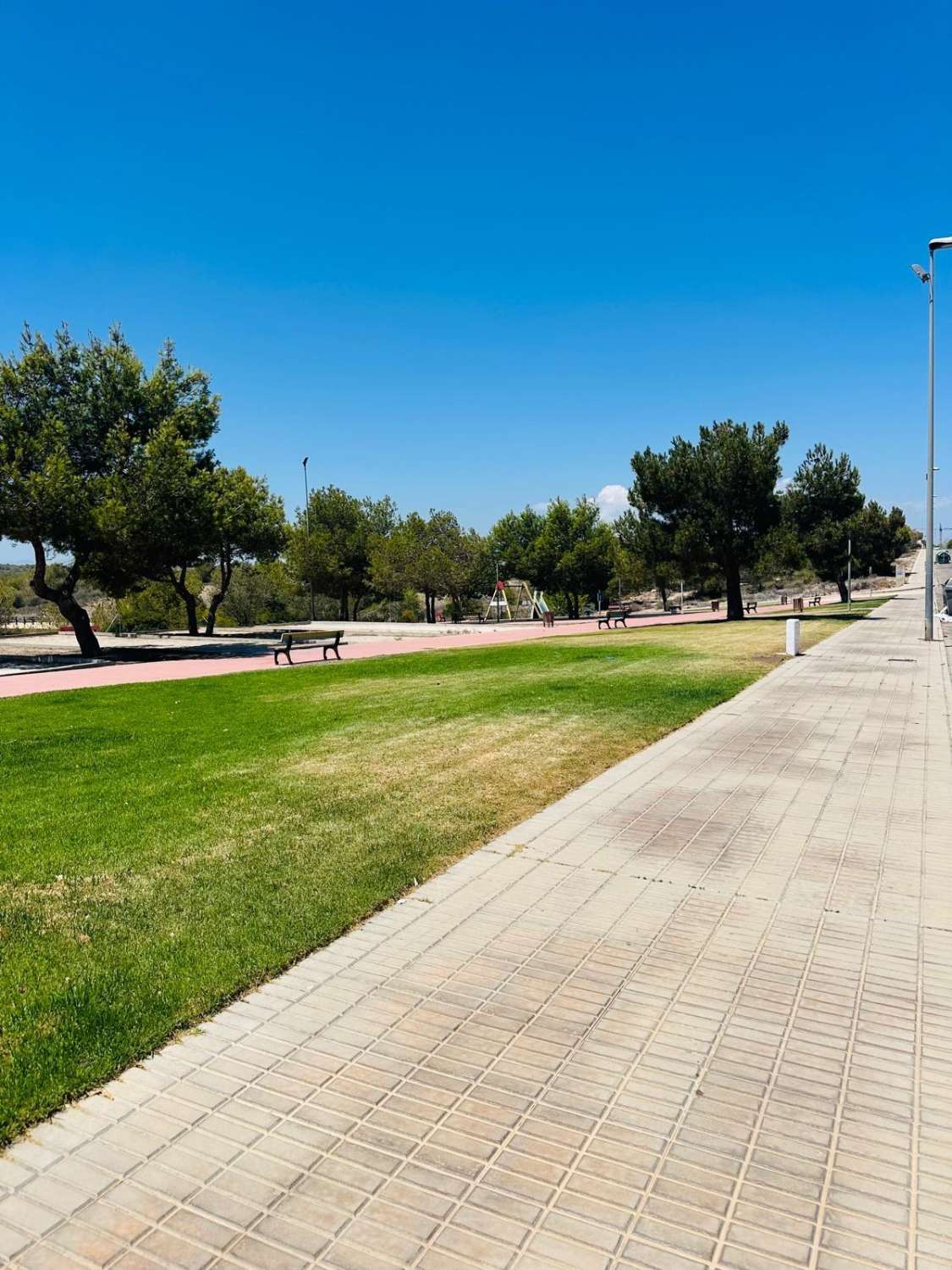 BUNGALOW EN PLANTA BAJA CON ORIENTACIÓN SUR, JARDÍN Y PISCINA EN DREAM HILLS – INVERSIÓN CON INQUILINO