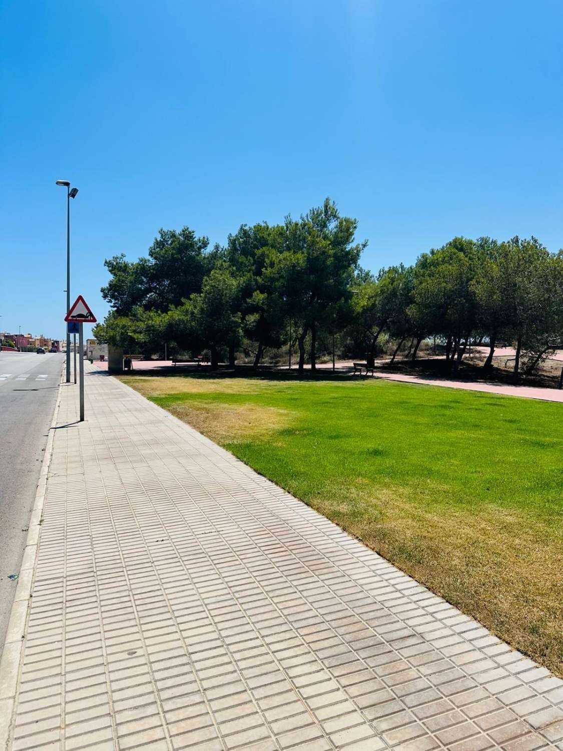 BUNGALOW EN PLANTA BAJA CON ORIENTACIÓN SUR, JARDÍN Y PISCINA EN DREAM HILLS – INVERSIÓN CON INQUILINO