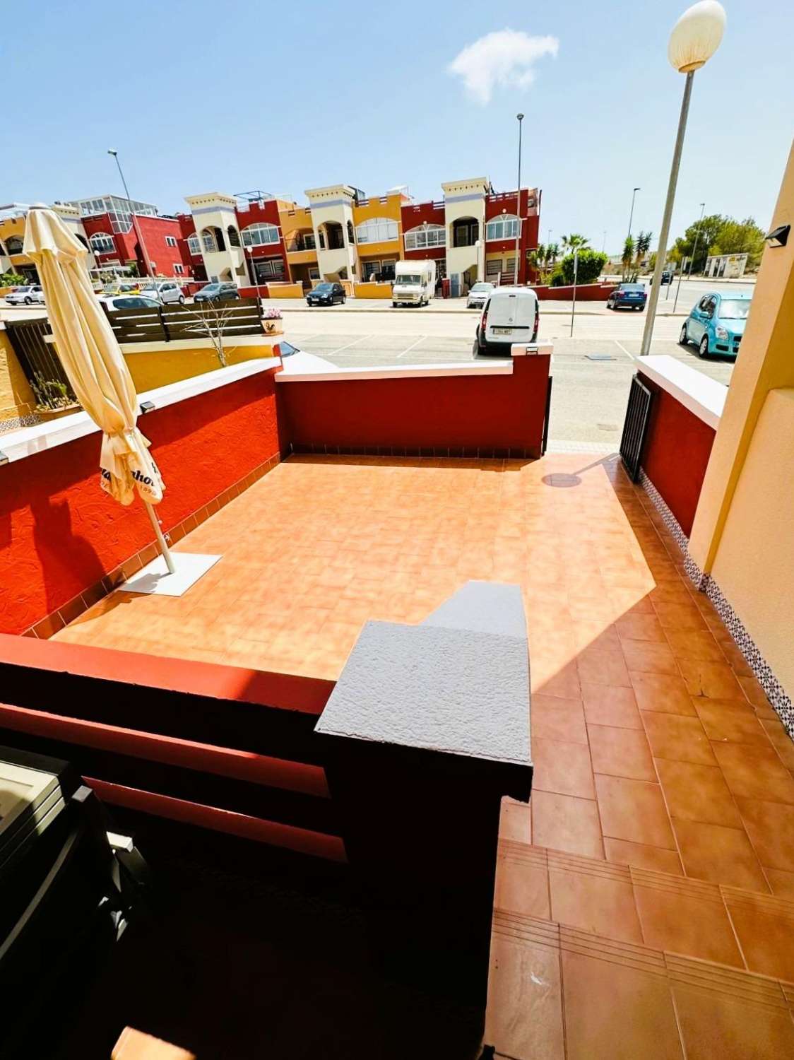 BUNGALOW EN PLANTA BAJA CON ORIENTACIÓN SUR, JARDÍN Y PISCINA EN DREAM HILLS – INVERSIÓN CON INQUILINO