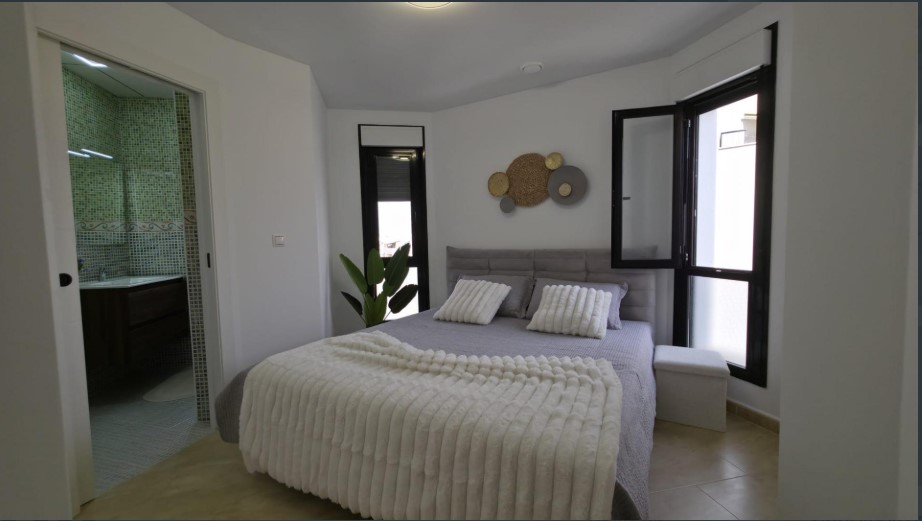 APARTAMENTO REFORMADO, LUMINOSO Y TODO EXTERIOR EN TORREVIEJA