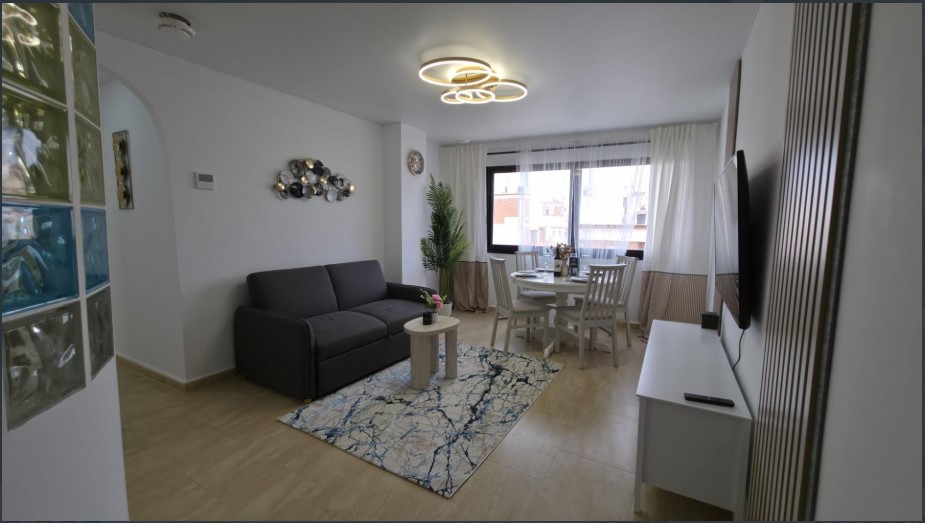 APARTAMENTO REFORMADO, LUMINOSO Y TODO EXTERIOR EN TORREVIEJA