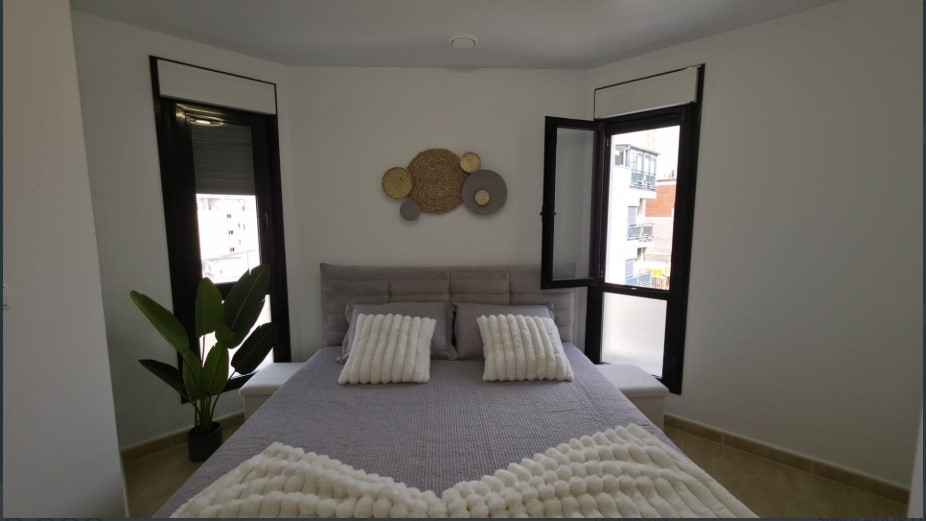 APARTAMENTO REFORMADO, LUMINOSO Y TODO EXTERIOR EN TORREVIEJA