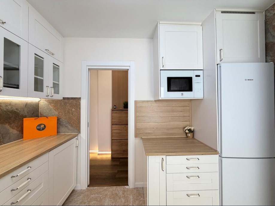 APARTAMENTO DE LUJO TOTALMENTE REFORMADO CON VISTAS AL MAR A 80 M DEL PUERTO DEPORTIVO