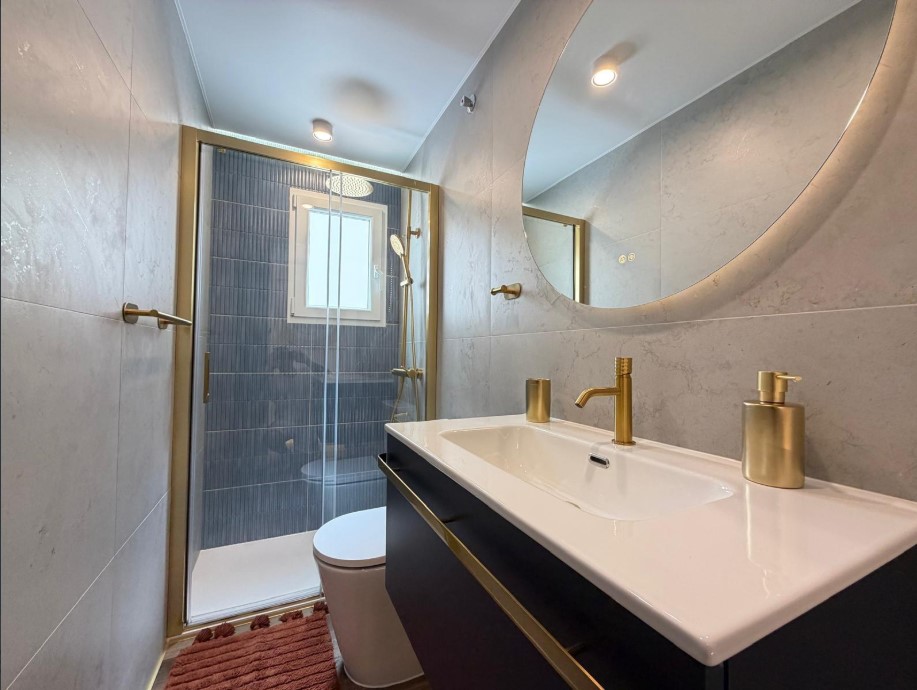 APARTAMENTO DE LUJO TOTALMENTE REFORMADO CON VISTAS AL MAR A 80 M DEL PUERTO DEPORTIVO