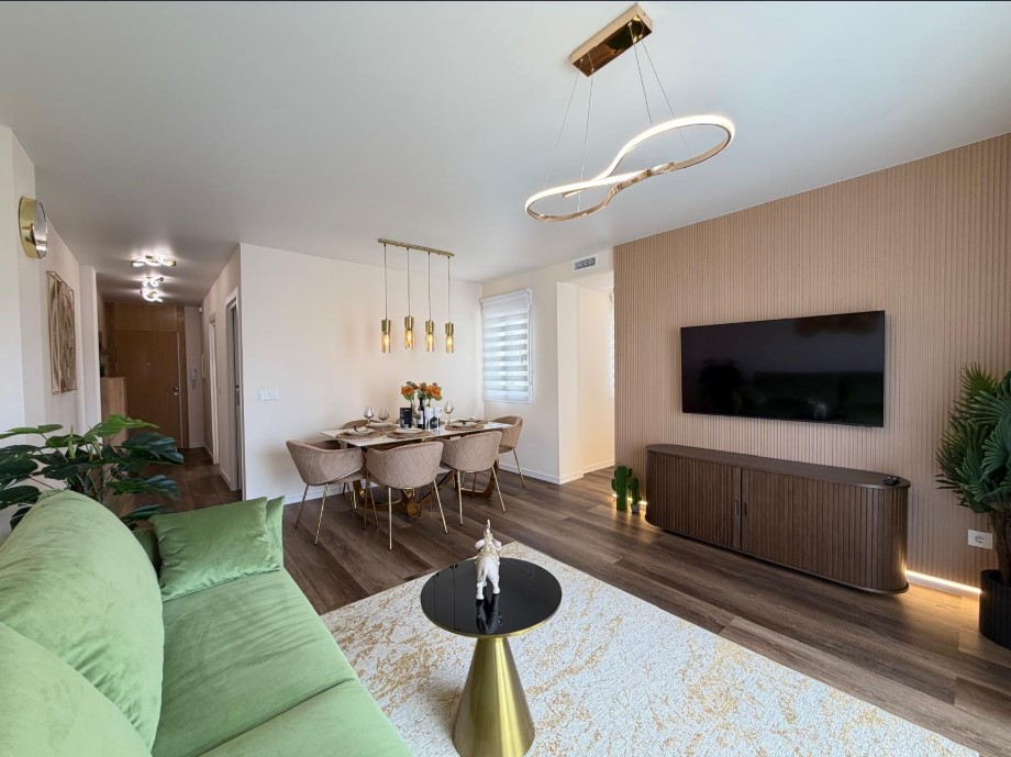 APARTAMENTO DE LUJO TOTALMENTE REFORMADO CON VISTAS AL MAR A 80 M DEL PUERTO DEPORTIVO