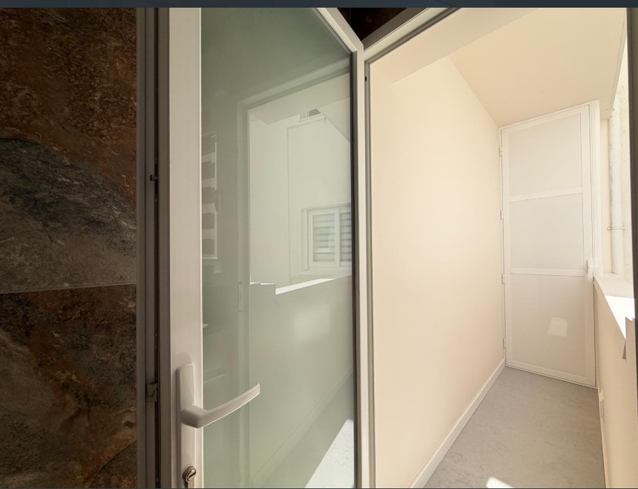 APARTAMENTO DE LUJO TOTALMENTE REFORMADO CON VISTAS AL MAR A 80 M DEL PUERTO DEPORTIVO