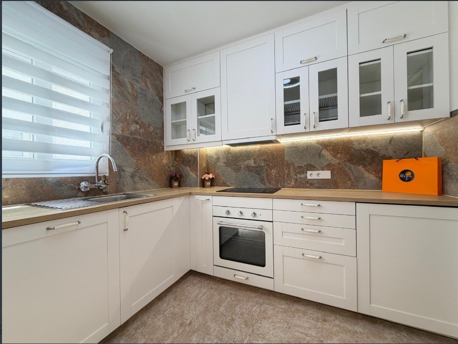 APARTAMENTO DE LUJO TOTALMENTE REFORMADO CON VISTAS AL MAR A 80 M DEL PUERTO DEPORTIVO