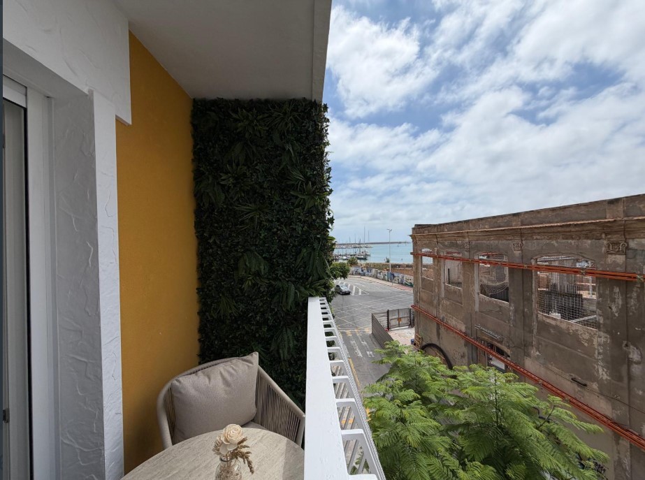 APARTAMENTO DE LUJO TOTALMENTE REFORMADO CON VISTAS AL MAR A 80 M DEL PUERTO DEPORTIVO