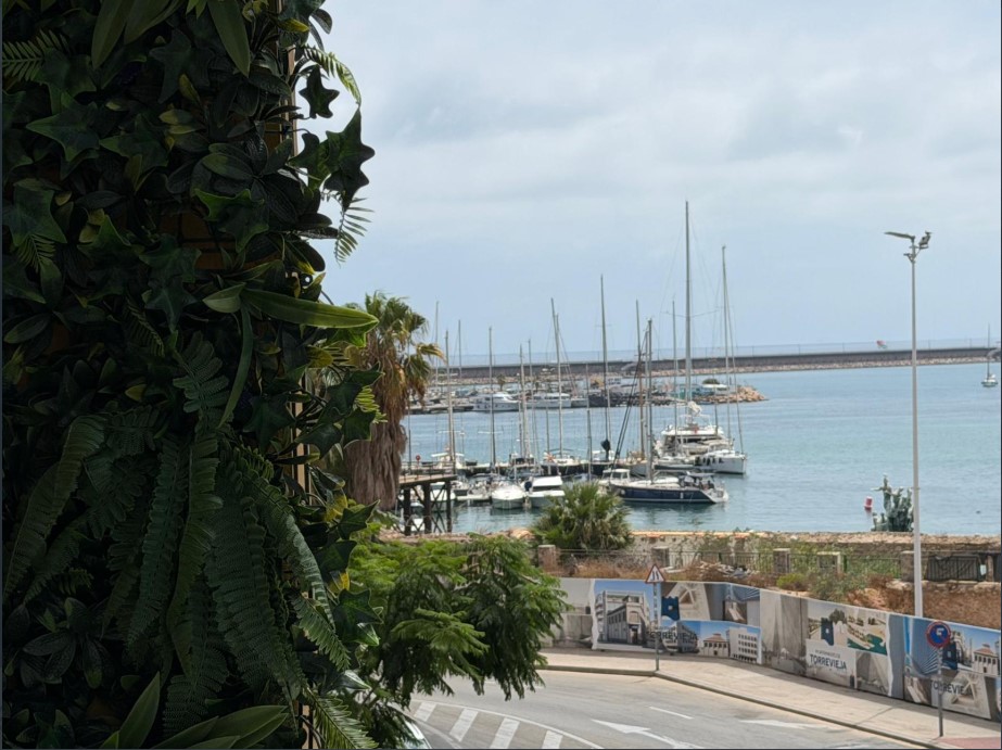 APARTAMENTO DE LUJO TOTALMENTE REFORMADO CON VISTAS AL MAR A 80 M DEL PUERTO DEPORTIVO