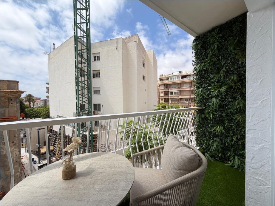 APARTAMENTO DE LUJO TOTALMENTE REFORMADO CON VISTAS AL MAR A 80 M DEL PUERTO DEPORTIVO