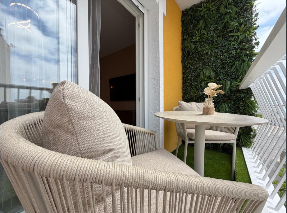 APARTAMENTO DE LUJO TOTALMENTE REFORMADO CON VISTAS AL MAR A 80 M DEL PUERTO DEPORTIVO