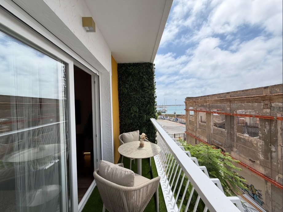 APARTAMENTO DE LUJO TOTALMENTE REFORMADO CON VISTAS AL MAR A 80 M DEL PUERTO DEPORTIVO