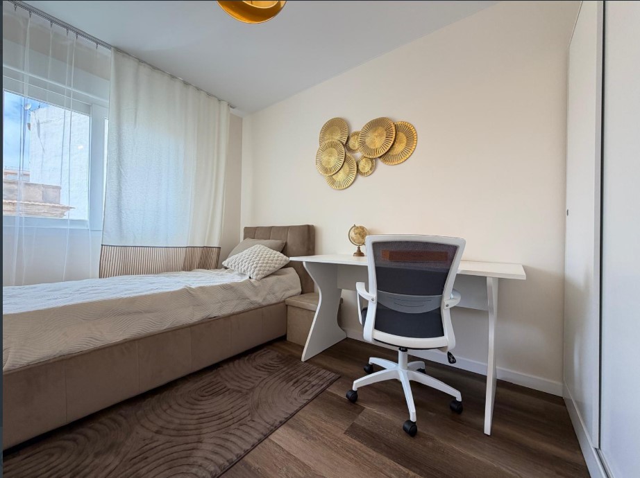 APARTAMENTO DE LUJO TOTALMENTE REFORMADO CON VISTAS AL MAR A 80 M DEL PUERTO DEPORTIVO