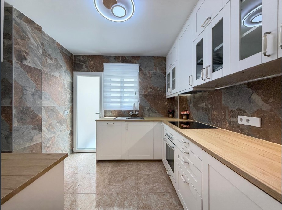 APARTAMENTO DE LUJO TOTALMENTE REFORMADO CON VISTAS AL MAR A 80 M DEL PUERTO DEPORTIVO
