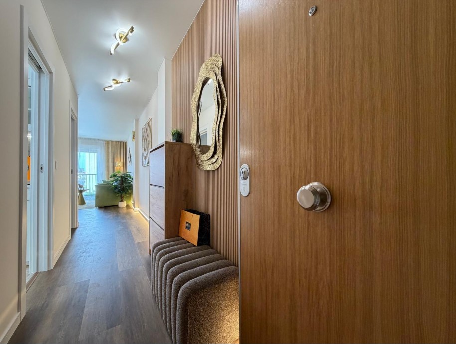 APARTAMENTO DE LUJO TOTALMENTE REFORMADO CON VISTAS AL MAR A 80 M DEL PUERTO DEPORTIVO