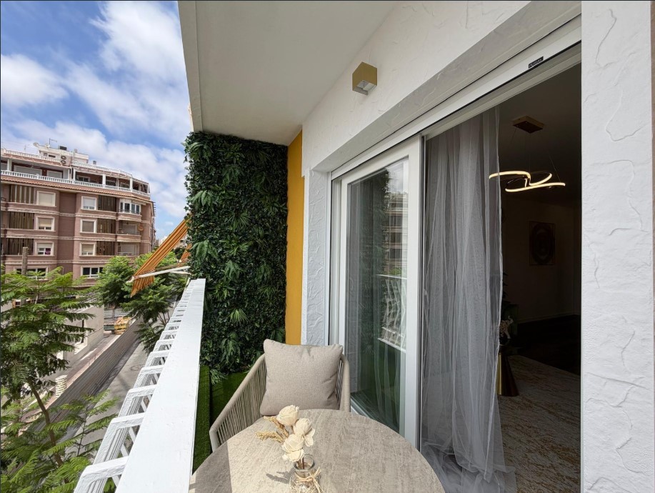 APARTAMENTO DE LUJO TOTALMENTE REFORMADO CON VISTAS AL MAR A 80 M DEL PUERTO DEPORTIVO