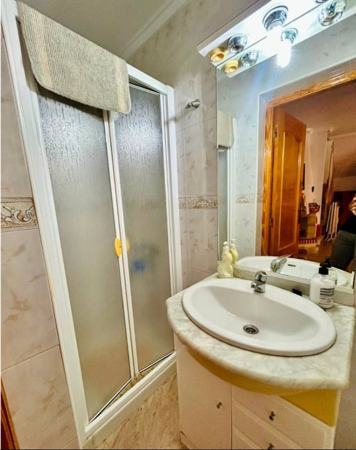 ENCANTADORA CASA ADOSADA CON AMPLIO SOLÁRIUM Y EXCELENTE UBICACIÓN JUNTO A PLAYA DE LOS LOCOS