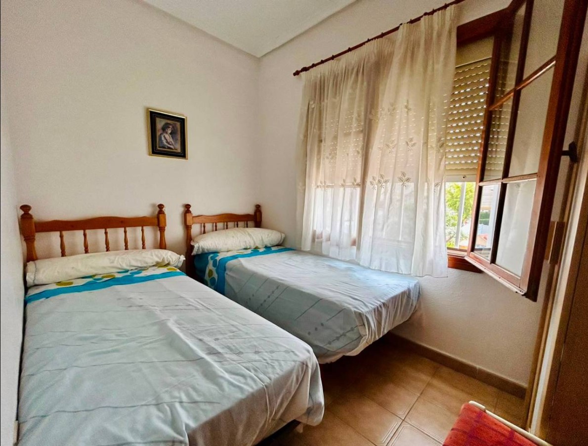 ENCANTADORA CASA ADOSADA CON AMPLIO SOLÁRIUM Y EXCELENTE UBICACIÓN JUNTO A PLAYA DE LOS LOCOS