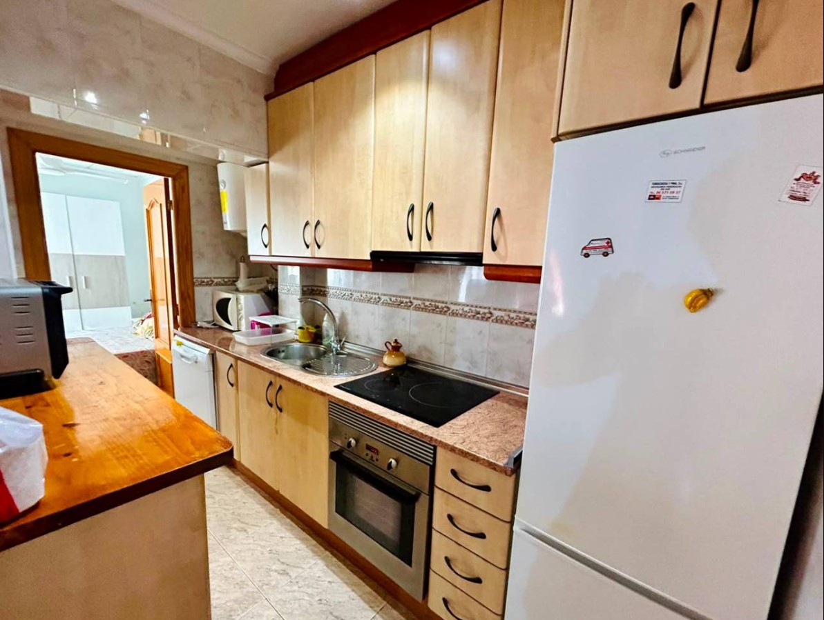 ENCANTADORA CASA ADOSADA CON AMPLIO SOLÁRIUM Y EXCELENTE UBICACIÓN JUNTO A PLAYA DE LOS LOCOS