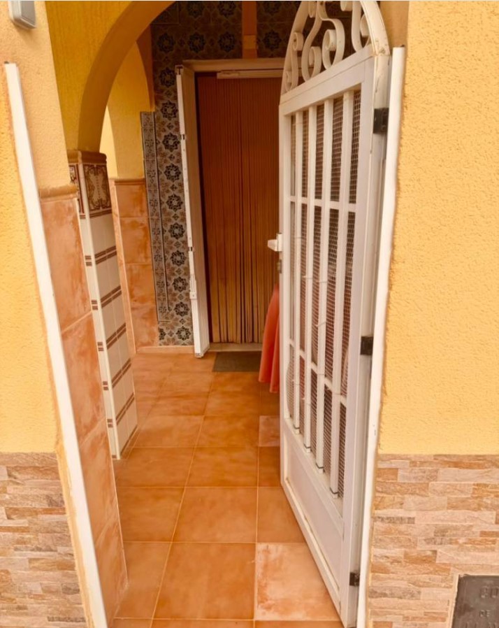 ENCANTADORA CASA ADOSADA CON AMPLIO SOLÁRIUM Y EXCELENTE UBICACIÓN JUNTO A PLAYA DE LOS LOCOS