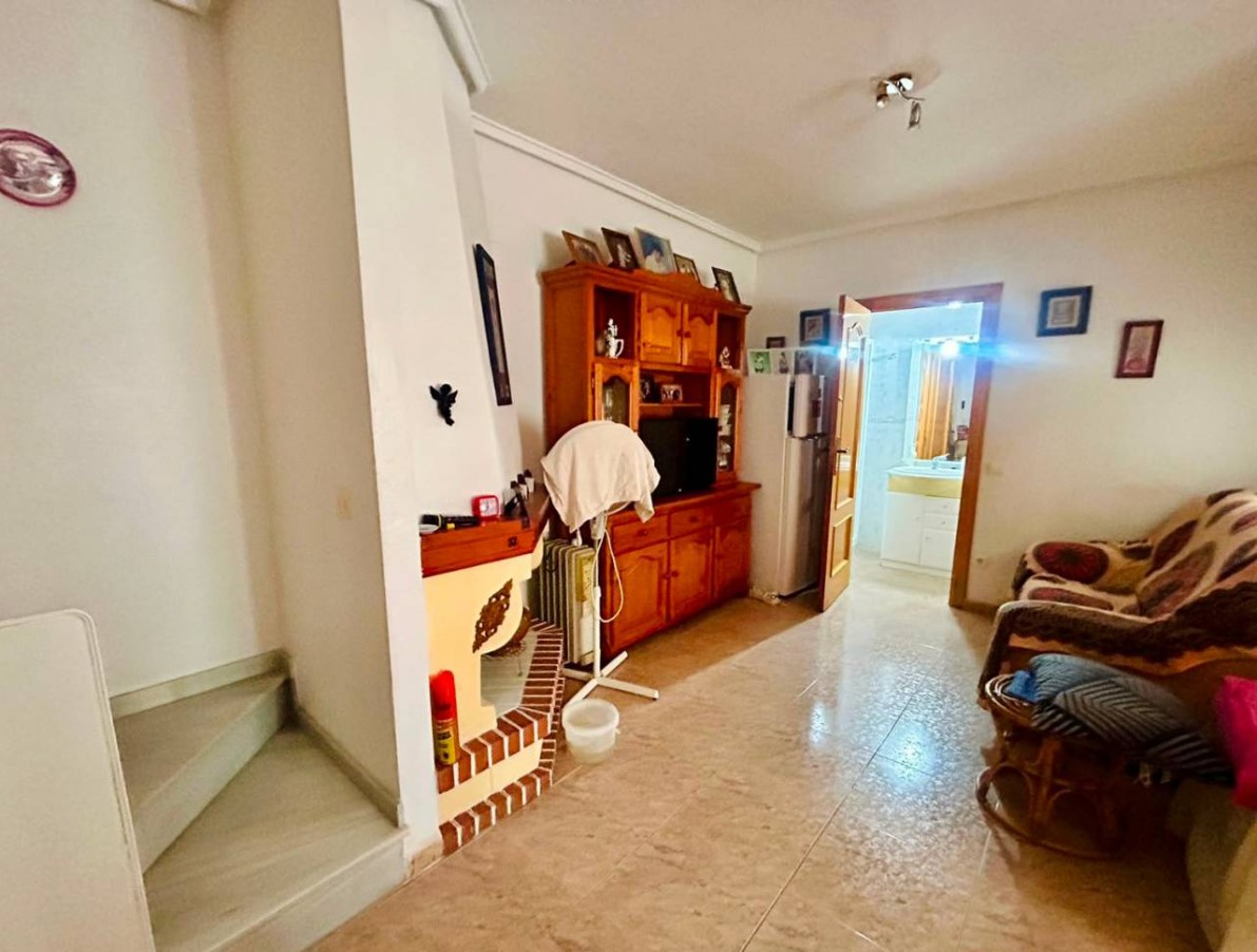 ENCANTADORA CASA ADOSADA CON AMPLIO SOLÁRIUM Y EXCELENTE UBICACIÓN JUNTO A PLAYA DE LOS LOCOS
