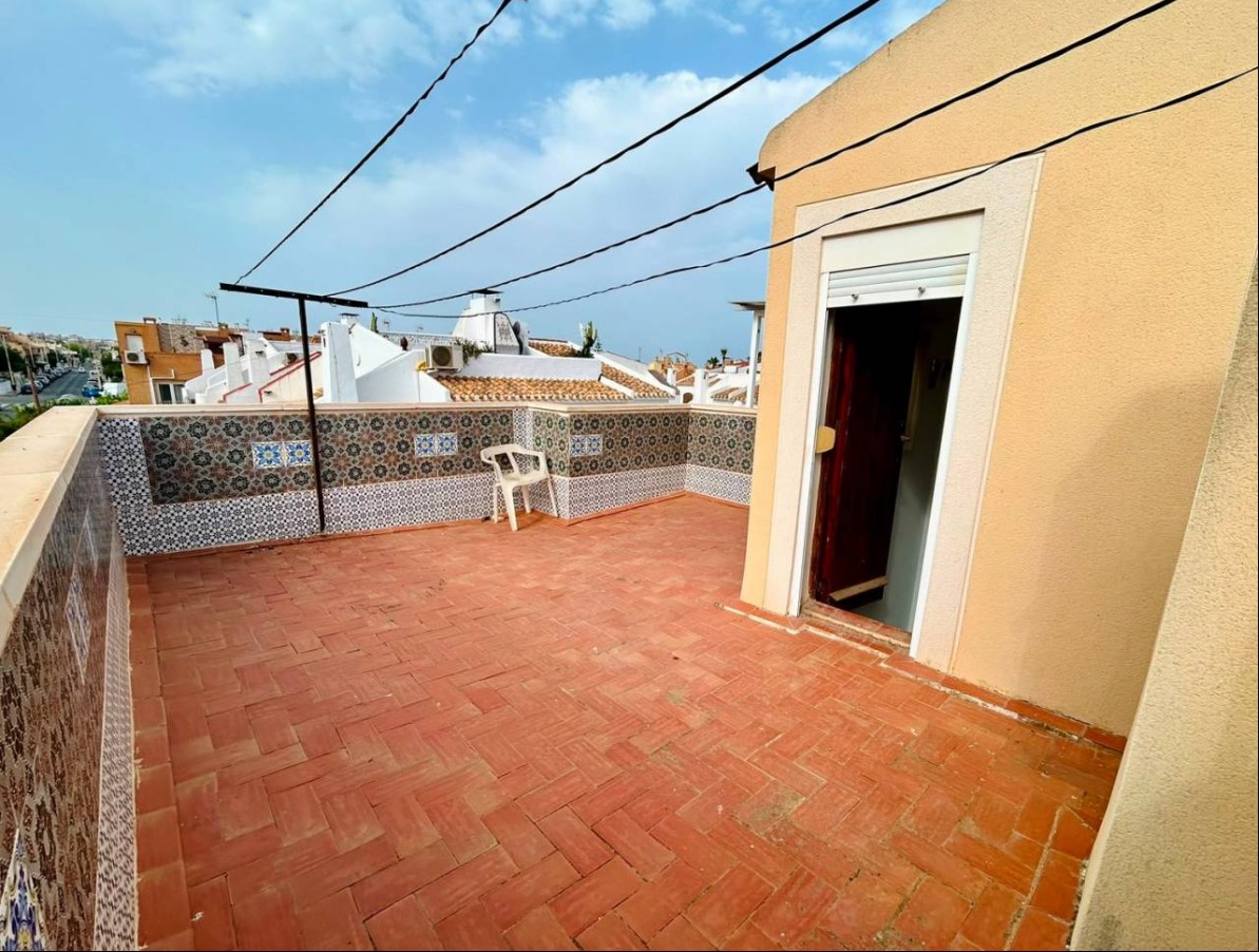 ENCANTADORA CASA ADOSADA CON AMPLIO SOLÁRIUM Y EXCELENTE UBICACIÓN JUNTO A PLAYA DE LOS LOCOS