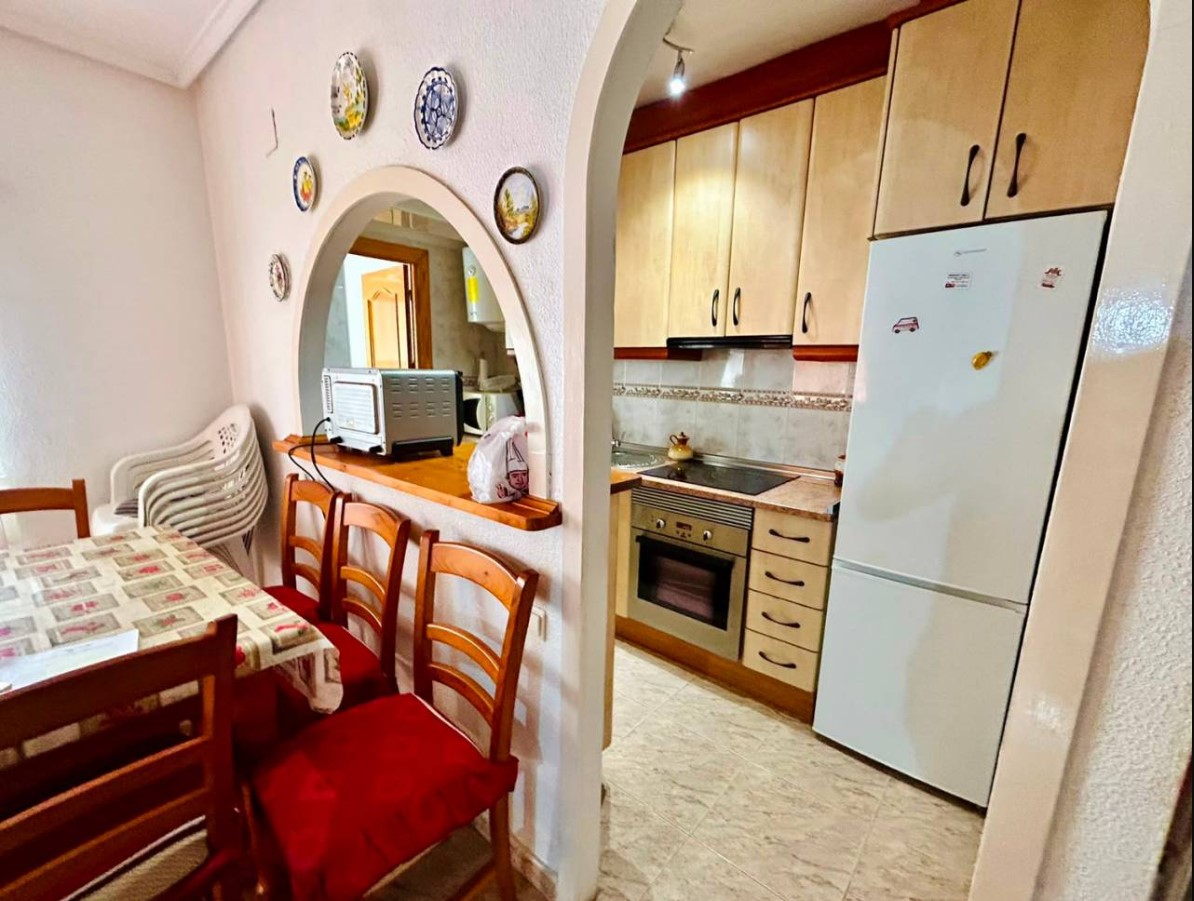 ENCANTADORA CASA ADOSADA CON AMPLIO SOLÁRIUM Y EXCELENTE UBICACIÓN JUNTO A PLAYA DE LOS LOCOS