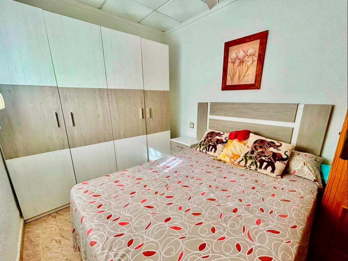 ENCANTADORA CASA ADOSADA CON AMPLIO SOLÁRIUM Y EXCELENTE UBICACIÓN JUNTO A PLAYA DE LOS LOCOS