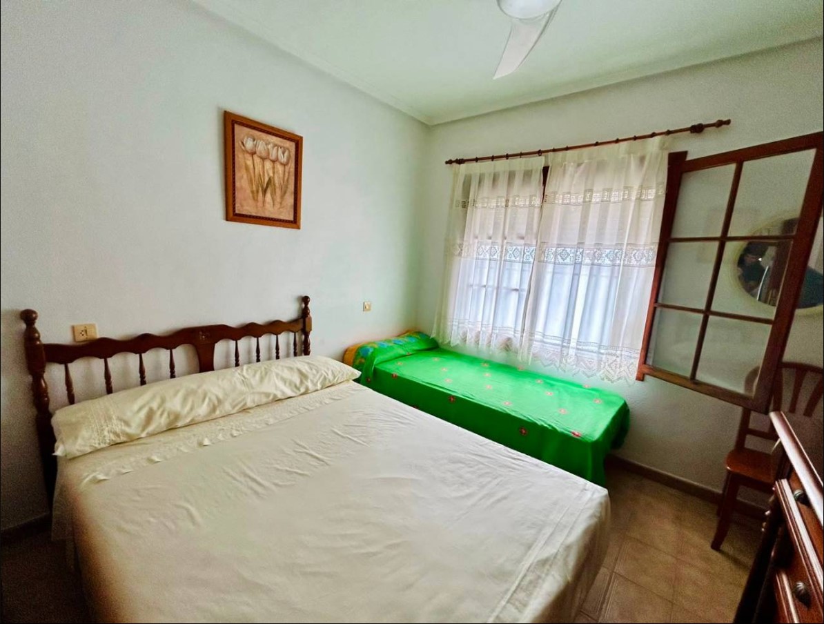 ENCANTADORA CASA ADOSADA CON AMPLIO SOLÁRIUM Y EXCELENTE UBICACIÓN JUNTO A PLAYA DE LOS LOCOS