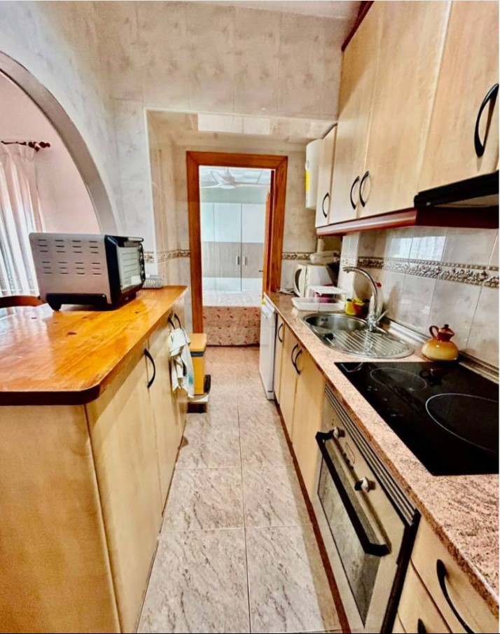 ENCANTADORA CASA ADOSADA CON AMPLIO SOLÁRIUM Y EXCELENTE UBICACIÓN JUNTO A PLAYA DE LOS LOCOS