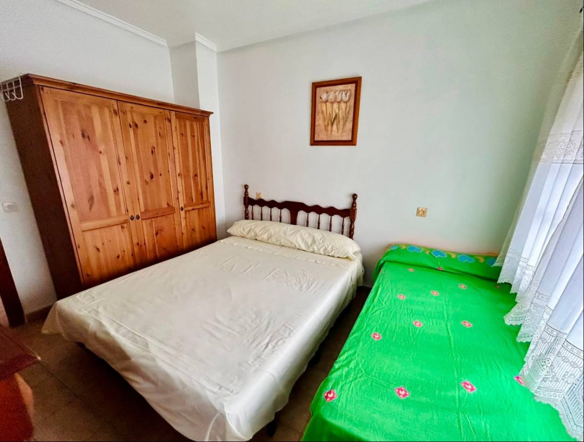 ENCANTADORA CASA ADOSADA CON AMPLIO SOLÁRIUM Y EXCELENTE UBICACIÓN JUNTO A PLAYA DE LOS LOCOS
