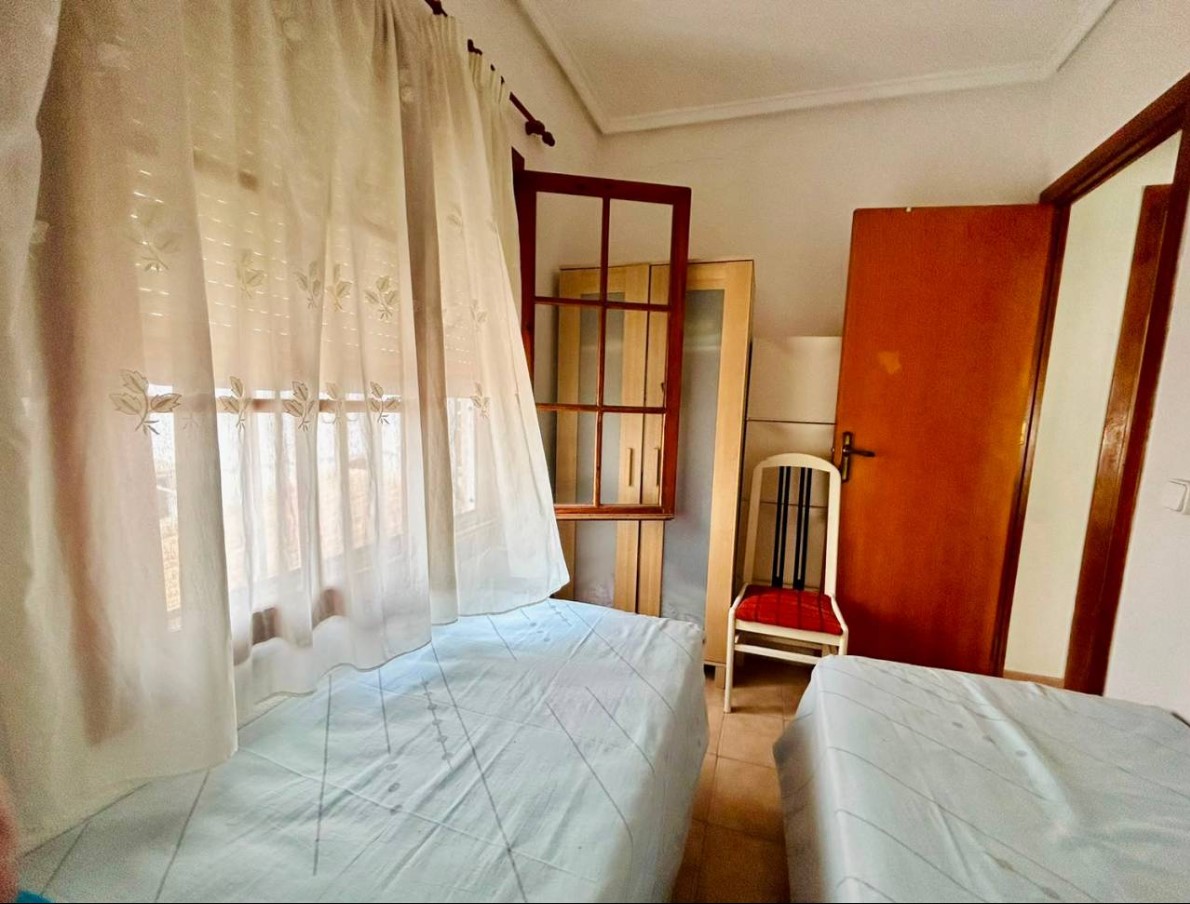 ENCANTADORA CASA ADOSADA CON AMPLIO SOLÁRIUM Y EXCELENTE UBICACIÓN JUNTO A PLAYA DE LOS LOCOS
