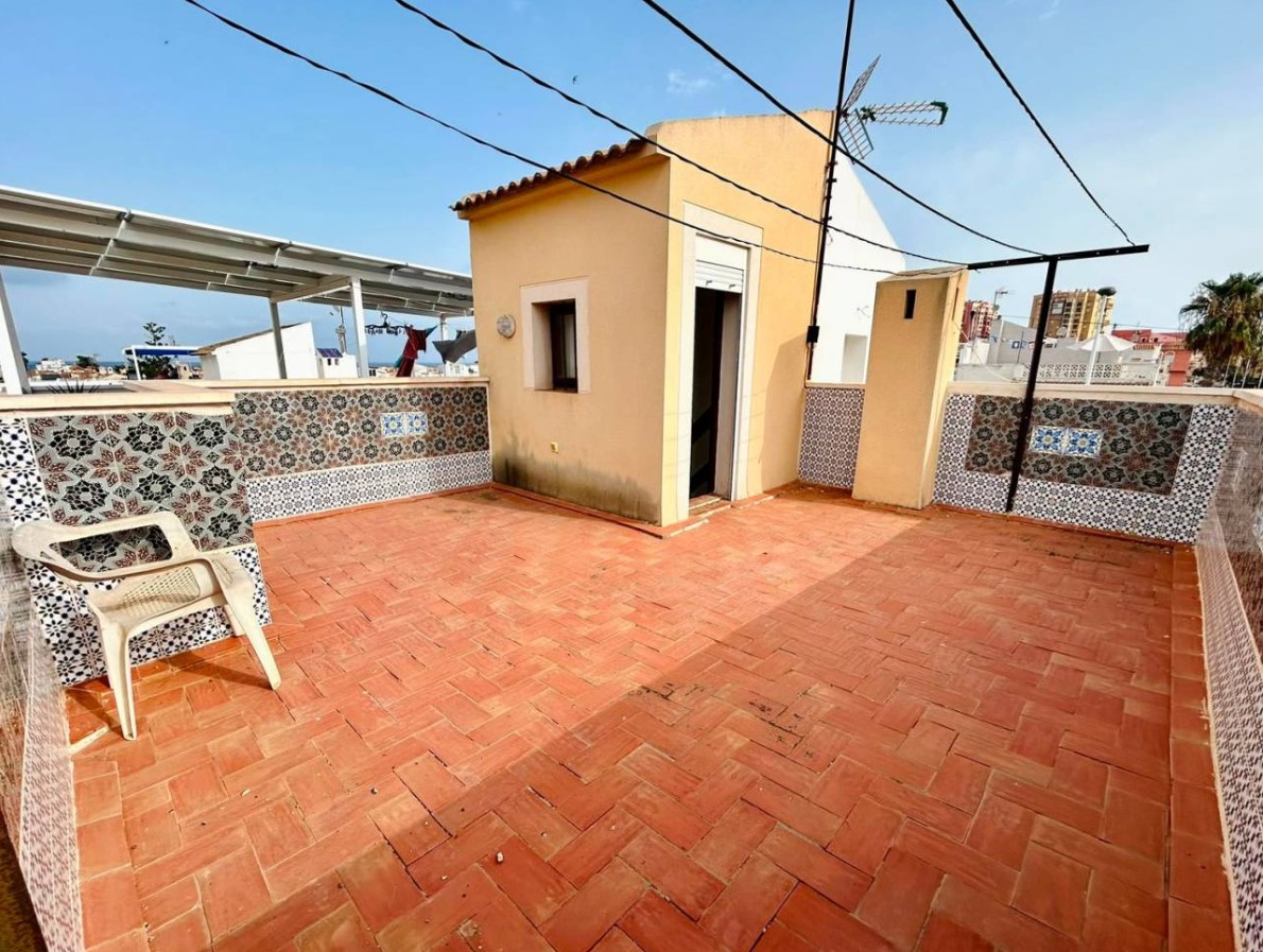 ENCANTADORA CASA ADOSADA CON AMPLIO SOLÁRIUM Y EXCELENTE UBICACIÓN JUNTO A PLAYA DE LOS LOCOS