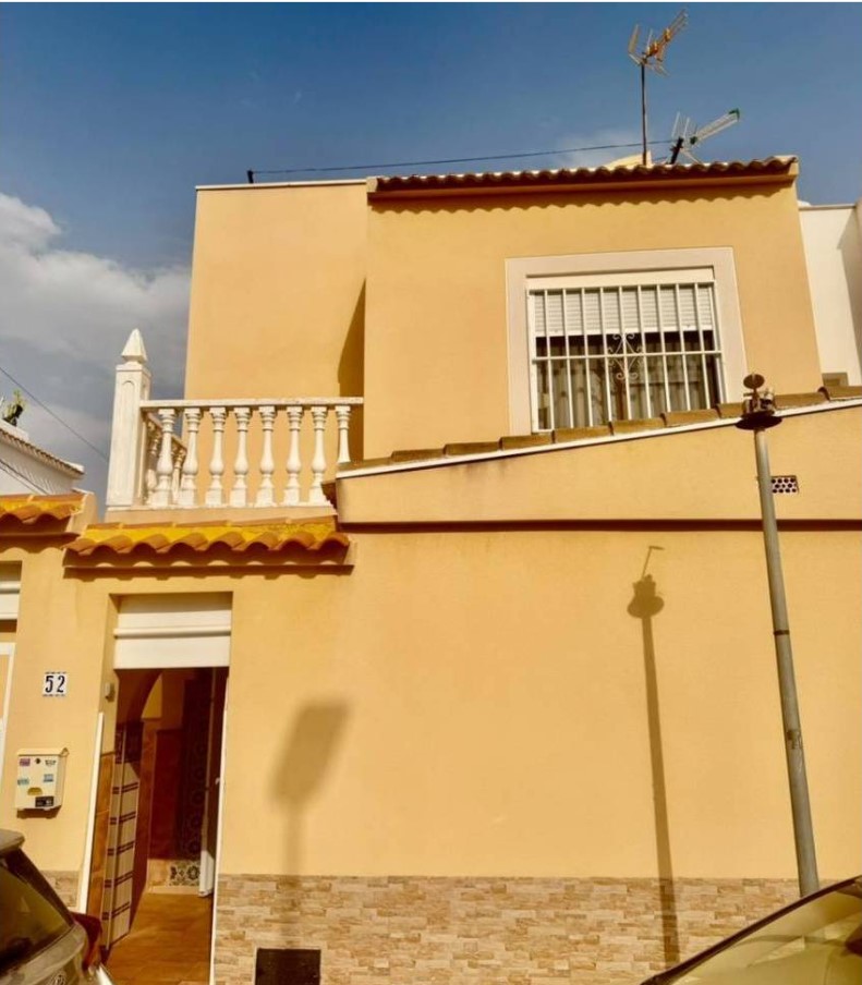 ENCANTADORA CASA ADOSADA CON AMPLIO SOLÁRIUM Y EXCELENTE UBICACIÓN JUNTO A PLAYA DE LOS LOCOS