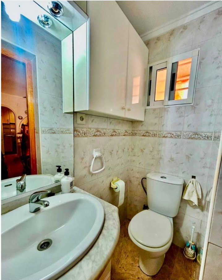 ENCANTADORA CASA ADOSADA CON AMPLIO SOLÁRIUM Y EXCELENTE UBICACIÓN JUNTO A PLAYA DE LOS LOCOS