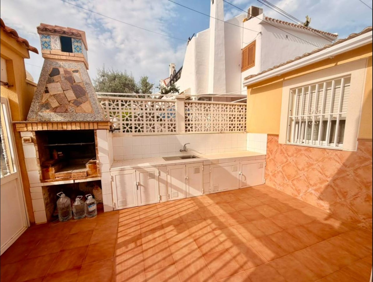 ENCANTADORA CASA ADOSADA CON AMPLIO SOLÁRIUM Y EXCELENTE UBICACIÓN JUNTO A PLAYA DE LOS LOCOS