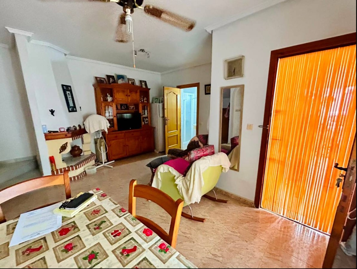 ENCANTADORA CASA ADOSADA CON AMPLIO SOLÁRIUM Y EXCELENTE UBICACIÓN JUNTO A PLAYA DE LOS LOCOS