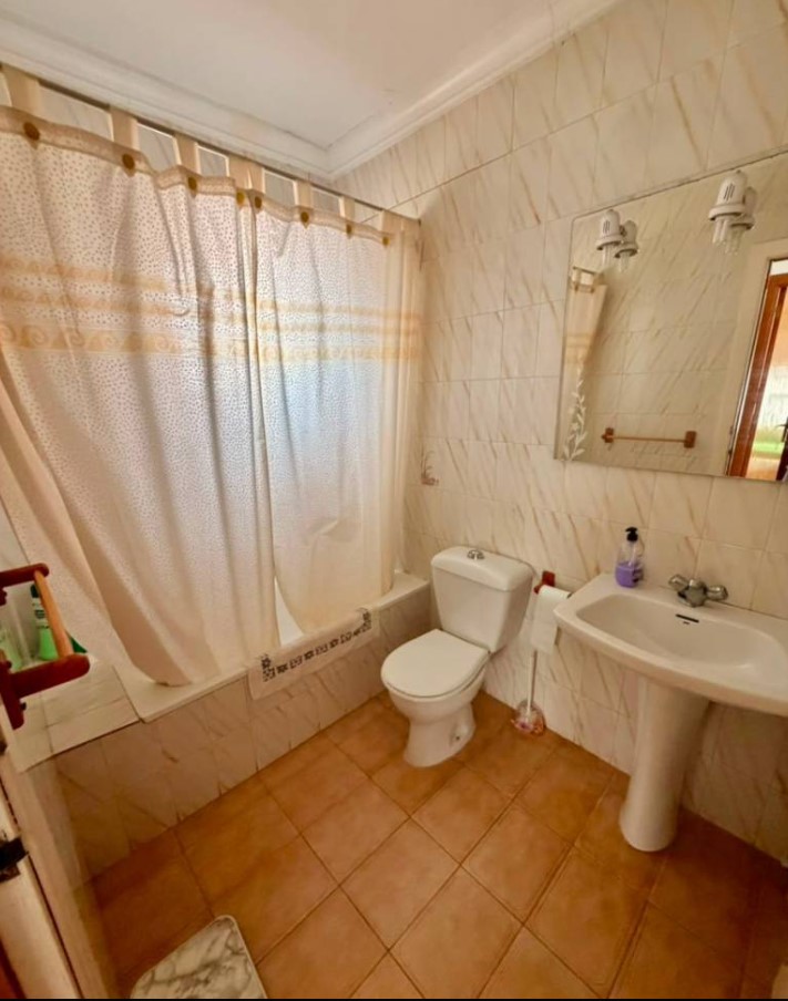 ENCANTADORA CASA ADOSADA CON AMPLIO SOLÁRIUM Y EXCELENTE UBICACIÓN JUNTO A PLAYA DE LOS LOCOS
