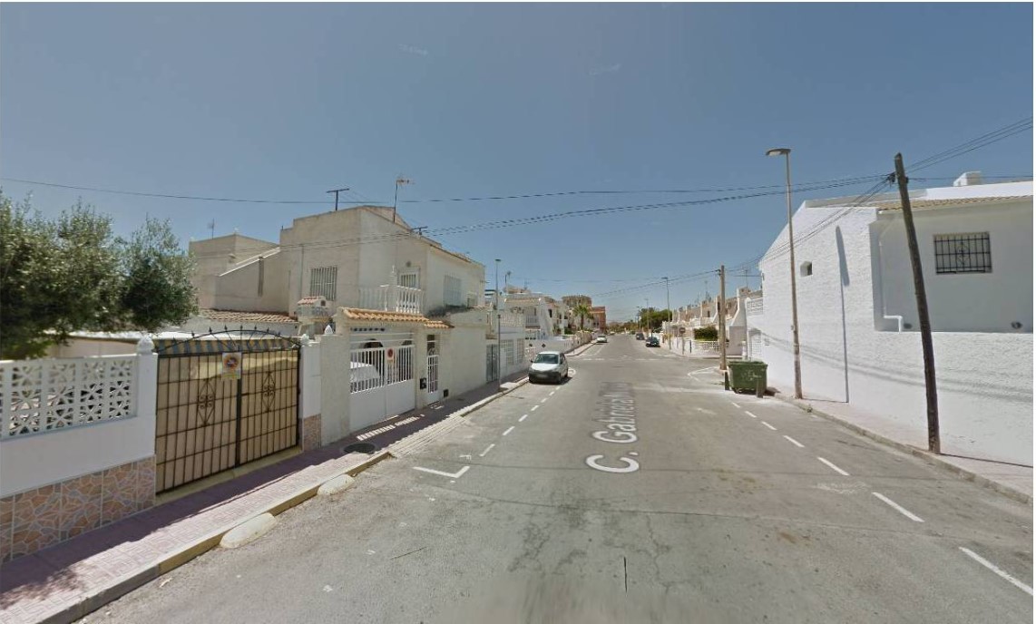 ENCANTADORA CASA ADOSADA CON AMPLIO SOLÁRIUM Y EXCELENTE UBICACIÓN JUNTO A PLAYA DE LOS LOCOS
