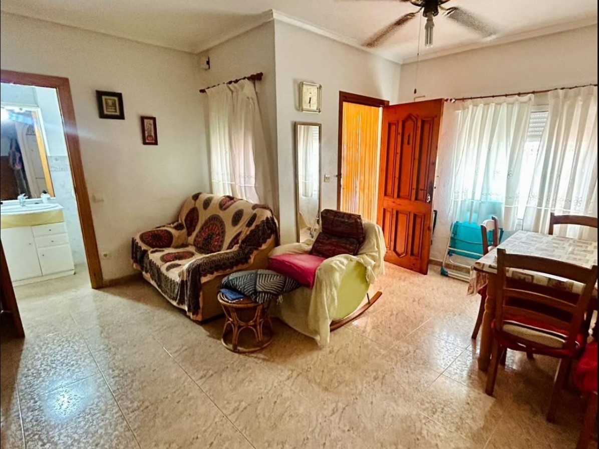 ENCANTADORA CASA ADOSADA CON AMPLIO SOLÁRIUM Y EXCELENTE UBICACIÓN JUNTO A PLAYA DE LOS LOCOS
